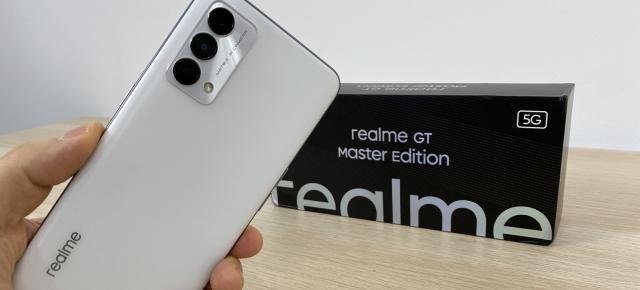 Realme GT Master Unboxing şi impresii: telefon cu design artistic, extra funcţii de gaming (Video)