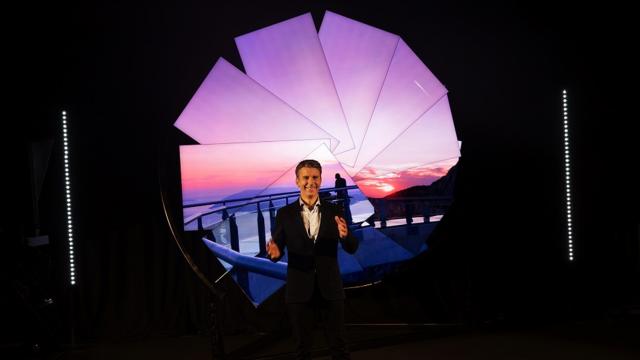 <b>Artistul Michael Murphy a dezvăluit o nouă perspectivă a divertismentului vizual prin intermediul televizorului Samsung Neo QLED</b>Samsung a găzduit aseară o experiență de artă în cadrul în cadrul Galeriei Saatchi din Londa alături de artistul perceptiv Michael Murphy. Alături de acesta, a fost realizată o instalație uimitoare în formă de spirală, creată prin utilizarea a unsprezece