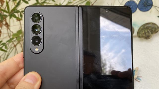 <b>Samsung Galaxy Z Fold 3 5G: Camera oferă aceeaşi performanţă ca la Z Fold 2 5G, poate cu un mic upgrade noaptea</b>Aşa cum am văzut şi la Galaxy Z Flip 3 şi Galaxy Z Fold 3 5G vine cu aceleaşi camere ca şi predecesorul său, Galaxy Z Fold 2. Singura diferenţă e camera selfie integrată în ecranul intern, cel mare. Acum avem o cameră selfie ascunsă sub ecran