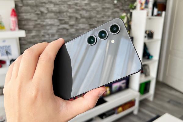 Samsung Galaxy S24 FE: Camere performante, dar fără surprize majore dacă nu punem la calcul funcțiile AI