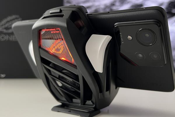 Unboxing ASUS ROG Phone 9 Pro: LED-uri programabile și gaming cu stil (video)
