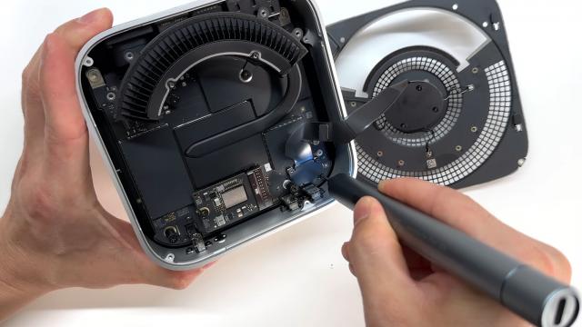 <b>Noul Mac Mini cu procesor M4 a fost disecat în fața camerei; Ce ascunde sub capotă cel mai mic Mac din istorie? (Video)</b>Apple a prezentat recent cel mai mic Mac Mini din istorie. Este chiar și cel mai performant, având sub capotă un procesor M4 de generație nouă. Ei bine, azi vedem ce se află sub capota micului PC ce cântărește doar 670 de grame și măsoară