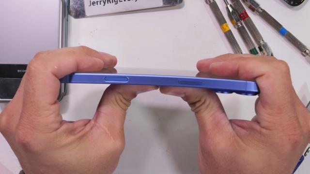 <b>Apple iPhone 16 într-un test de durabilitate marca JerryRigEverything (Video)</b>iPhone 16 Pro Max a fost deja testat de către JerryRigEverything în stilul său „distructiv”. Iată însă că apare și un clip cu vedeta lineup-ului, probabil cel mai bine vândut model din serie - iPhone 16. A fost zgâriat, ars cu bricheta, iar la final