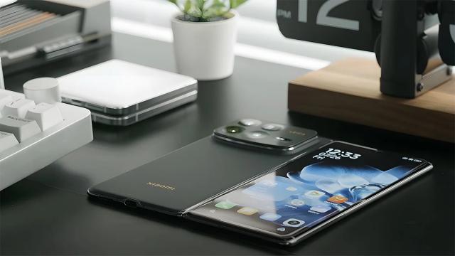 <b>O companie mare din China renunţă la telefoane pliabile; OPPO, vivo sau Xiaomi?</b>Deşi telefoanele pliabile sunt în creştere de câţiva ani, ele nu sunt şi profitabile pentru toţi producătorii. Azi aflăm, spre exemplu, că un brand mare din China e gata să se retragă din segment. Sursa nu a dezvăluit cine, dar nu sunt mulţi suspecţi.