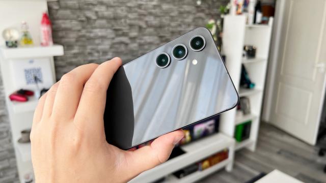 <b>Samsung Galaxy S24 FE: Camere performante, dar fără surprize majore dacă nu punem la calcul funcțiile AI</b>Samsung Galaxy S24 FE nu aduce noutăți majore la capitolul cameră, asta dacă nu punem la socoteală opțiunile AI de editare și desigur procesarea la care contribuie acum și inteligența artificială. Modulul include o cameră wide de 50 mpx 