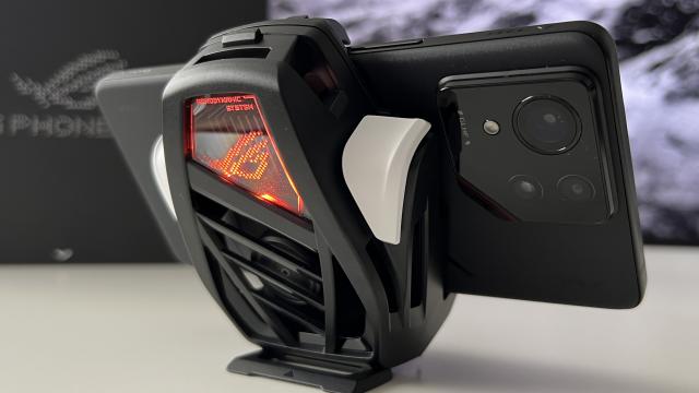 <b>Unboxing ASUS ROG Phone 9 Pro: LED-uri programabile și gaming cu stil (video)</b>ASUS ROG Phone 9 Pro este telefonul care pare să fi primit tot ce avea ASUS mai bun în arsenal, ba chiar și ceva extra. Este primul smartphone echipat cu procesorul Snapdragon 8 Elite, vine cu 24 GB RAM (în varianta Pro) și 1 TB de stocare, iar spatele..