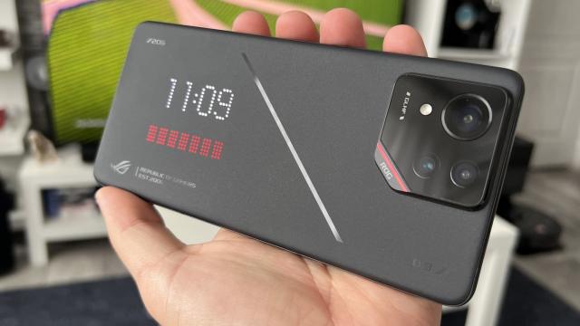 <b>Preț și disponibilitate ASUS ROG Phone 9 Pro în România</b>Ziua de 19 noiembrie ne aduce lansarea primului telefon de gaming cu procesor Snapdragon 8 Elite în Europa. Ar fi o serie chiar, doar că diferențe între ROG Phone 9 și 9 Pro în ceea ce privește specificațiile nu apar. Sunt diferențe doar în ceea
