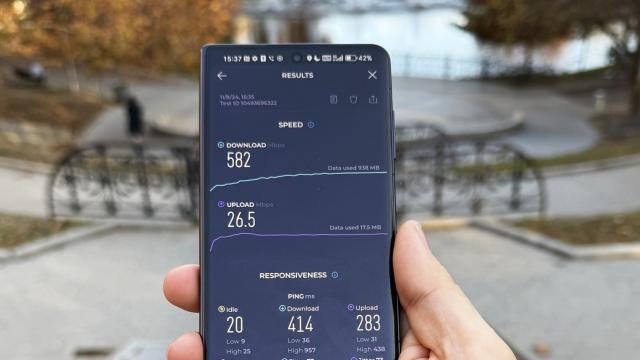 <b>HONOR Magic V3: Conectivitate pregătită de viitor, viteze excelente</b>HONOR Magic V3 are tot ce îi trebuie pentru gaming, streaming, călătorii. Are Wi-Fi 7, e pregătit pentru routerele noi, are Bluetooth 5.3, gata de codecuri potente audio, dar şi GPS dual bând, Glonass, Beidou, Galileo. Aduce şi NFC pentru plăți