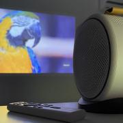 Prezentare BenQ GV30, videoproiector portabil cu difuzor Bluetooth și extra bas pentru seri de filme cât e vara de lungă