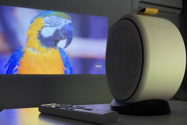 Prezentare BenQ GV30, videoproiector portabil cu difuzor Bluetooth și extra bas pentru seri de filme cât e vara de lungă