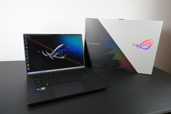 ASUS ROG Zephyrus M16 (2022) - Unboxing