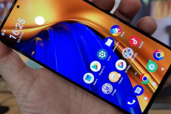 POCO F4 5G: Display luminos, panoul de pe POCO F3 reîncarnat cu Dolby Vision