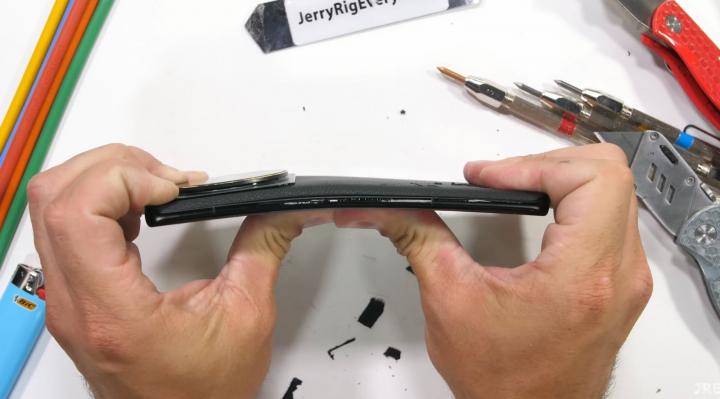 Xiaomi 12S Ultra este îndoit şi zgâriat de JerryRigEverything; Rezistă? (Video)