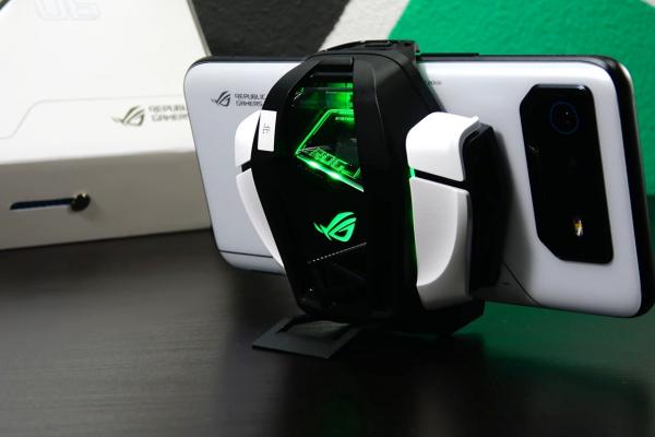 ASUS ROG Phone 6 Pro: Design de Stormtrooper, construit ca un tanc stilat