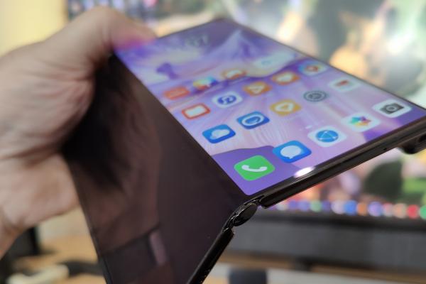 Huawei Mate Xs 2: Display cu pliu invizibil, satisfăcător la playback, cu compromisul formatului