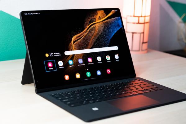 Samsung Galaxy Tab S8 Ultra 5G: Acustică quad, tunată de AKG, „latră dar nu mușcă”