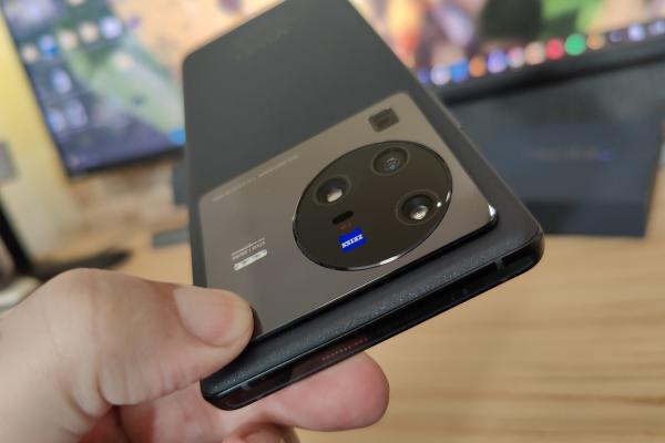 vivo X80 Pro: Design asimetric, cameraphone pendulant între lucios şi mat