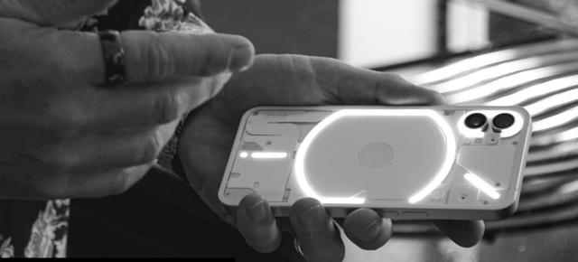 Nothing Phone (1) este disponibil pe cale oficială în România prin intermediul eMAG, cu o diferență incredibil de mică între configurațiile cu 128 GB și 256 GB stocare ca și cost