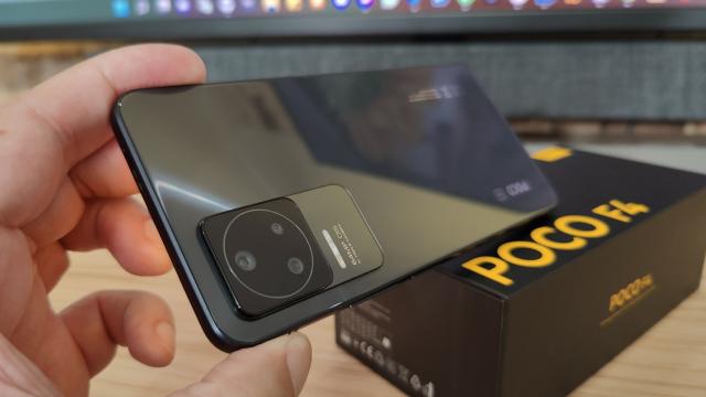 <b>POCO F4 5G review detaliat în limba română (Evaluare Mobilissimo)</b>Greu de crezut că segmentul telefoanelor de gaming are doar 3-4 ani, deşi dacă luăm în calcul şi Xperia Play sau Nokia N-Gage are cu un deceniu în plus. Mă rog, hai să zicem totuşi 4 ani şi să punem în cârca lui ASUS ROG Phone 1 startul trendului