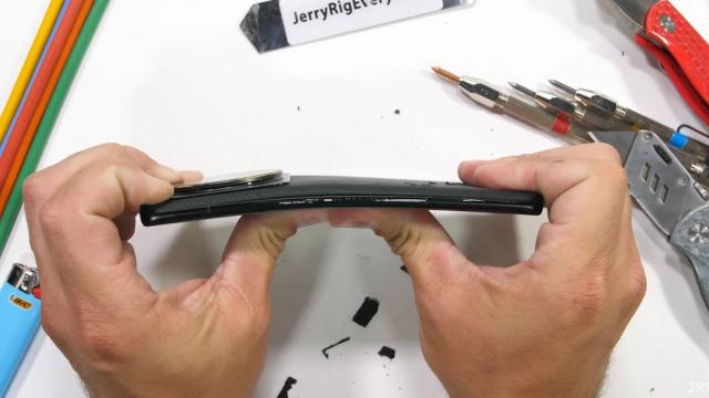 <b>Xiaomi 12S Ultra este îndoit şi zgâriat de JerryRigEverything; Rezistă? (Video)</b>După ce am realizat un hands on cu Xiaomi 12S Ultra săptămâna trecută, acum îl vedem şi pe JerryRigEverything punând mâna pe cameraphone-ul cu senzor de 1 inch. Spre deosebire de noi, el torturează smartphone-ul şi aflaţi mai jos cum