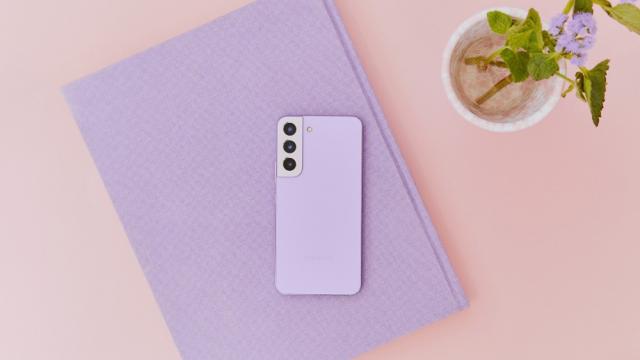 <b>Samsung Galaxy S22 debutează pe nuanţa Bora Purple; Vine în magazine pe 10 august</b>În ultimii ani am remarcat tot mai des o tendinţă de a relansa flagship-uri pe o nuanţă nouă pentru a ţine viu interesul în acea linie de produse pe parcursul anului. Huawei P30 Pro a primit un New Edition în 2019, iar iPhone 13 a primit 