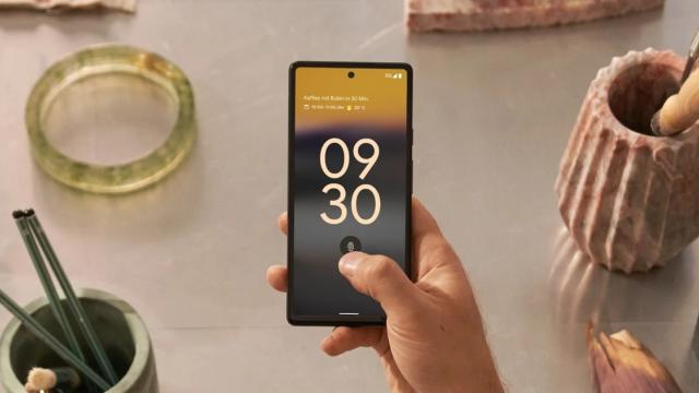 <b>Google Pixel 6A are un bug major; Telefonul poate fi deblocat de oricine, chiar dacă amprenta nu este înregistrată</b>Cel mai nou smartphone lansat de către Google recent este Pixel 6A. Un terminal care, deși de buget, aduce un CPU Tensor, același integrat și pe flagship-urile companiei. Recent am văzut o disecție video pentru acesta și am descoperit că e destul de ușor