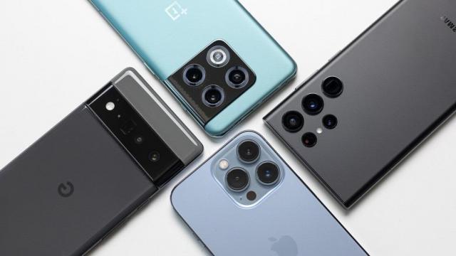 <b>Cum stau marii producători de telefoane în trimestrul 2 din 2022? Apple, Samsung şi Honor sunt marii câştigători conform cifrelor Omdia</b>Acum că ne apropiem de finalul lunii iulie vor începe să sosească tot mai multe rezultate financiare şi cifre de vânzări pe trimestrul 2 din 2022. Chit că el s-a desfăşurat între aprilie şi iunie a fost nevoie de câteva săptămâni pentru a calcula toate