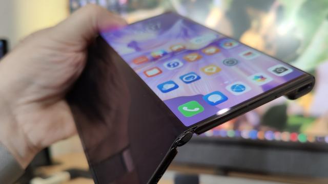 <b>Huawei Mate Xs 2: Display cu pliu invizibil, satisfăcător la playback, cu compromisul formatului</b>Huawei Mate Xs 2 scade diagonala ecranului principal de la 8 inch pe predecesor la 7.8 inch aici. Prima veste bună e că pliul de pe mijlocul ecranului este invizibil. Trebuie să te uiţi cu foarte mare atenţie şi asta doar pe un fundal foarte închis sau