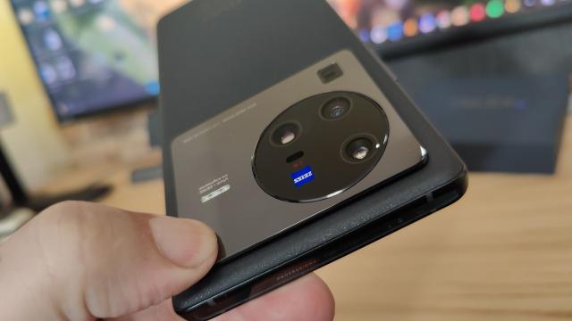 <b>vivo X80 Pro: Design asimetric, cameraphone pendulant între lucios şi mat</b>vivo X80 Pro este un telefon masiv, greu, bine construit. "Trage la cântar" mai mult în partea de sus, unde se afla modulul camerei, asta clar. Măsoară 9.1 mm în talie şi cântăreşte 215 grame. Vine cu certificare IP68, rezistând la apă şi praf..