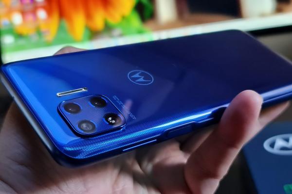 Motorola Moto G 5G Plus unboxing și primele impresii: cel mai accesibil telefon 5G cu Snapdragon 765 iese din... canistră!?