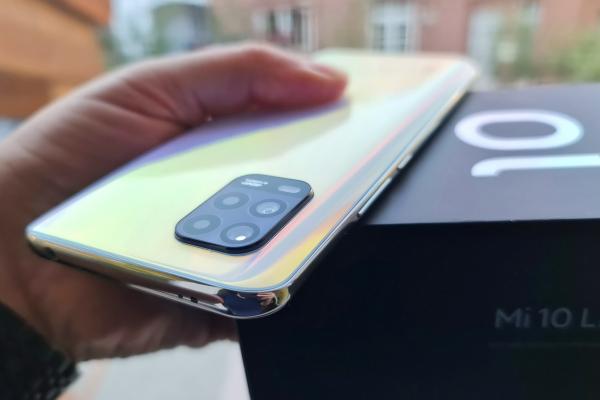 Xiaomi Mi 10 Lite 5G Unboxing: 5G + Snapdragon 765G la sub 1500 de lei, o combinaţie atractivă