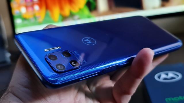 <b>Motorola Moto G 5G Plus unboxing și primele impresii: cel mai accesibil telefon 5G cu Snapdragon 765 iese din... canistră!?</b>Nu o să vă mint: m-am simţit frustrat în această primăvară când am tot văzut cum apar telefoane 5G de 200 sau 300 de euro în China, unul după altul şi iar şi iar apar modele de gen. Rămâneau doar în China