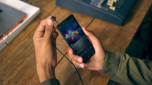 <b>Sony Xperia 5 II are o scăpare importantă: noi specificaţii, GeekBench, accesorii</b>Sony a confirmat deja un eveniment Xperia pentru 17 septembrie şi sunt şanse mari că acolo să vedem flagship-ul de toamnă, Sony Xperia 5 II. El a primit o sumedenie de scăpări în ultima săptămână, iar puzzle-ul este azi completat de noi randări..