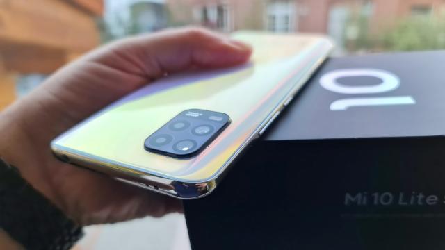 <b>Xiaomi Mi 10 Lite 5G Unboxing: 5G + Snapdragon 765G la sub 1500 de lei, o combinaţie atractivă</b>După ce zilele trecute am luat contact cu cel mai ieftin telefon 5G testat de noi, imediat a fost detronat de acest Xiaomi Mi 10 Lite 5G. Nu de alta, dar el costă 1.499 lei şi dacă îl luaţi de la 