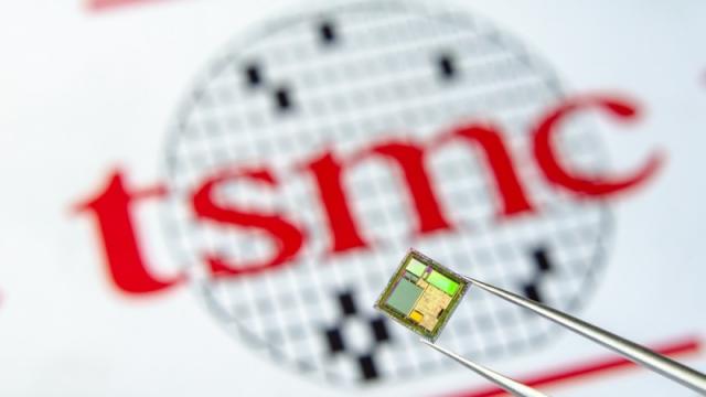 <b>Huawei cere celor de la TSMC să livreze mai rapid procesoarele; Termenul limită impus de Guvernul SUA se apropie</b>Un reportaj realizat de către cei de la Sohu indică faptul că Huawei ar fi decis să îşi amâne procesorul de 5 nm Kirin, în vreme ce aşteaptă ca ultimele comenzi să fie livrate de TSMC. Conform surselor din industrie, gigantul chinez încearcă să facă tot