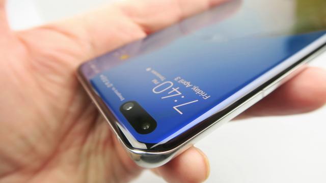 <b>Lista furnizorilor Huawei se restrânge; Din 15 septembrie LG și Samsung opresc vânzarea de display-uri către compania chineză</b>Doar ieri ce aflam că Samsung va sista furnizarea de cipuri DRAM și NAND Flash către Huawei și iată că astăzi o nouă veste proastă sosește pentru compania chineză. Potrivit celor de la Reuters, începând din data