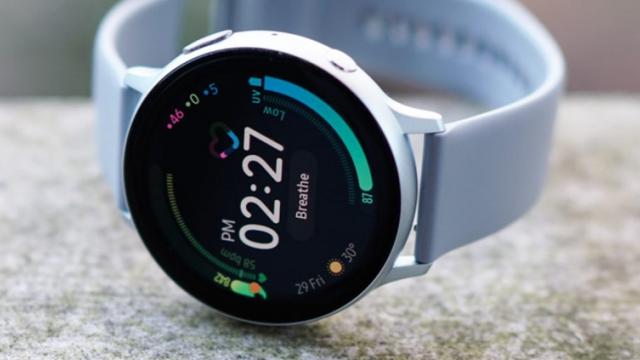 <b>Samsung Galaxy Watch Active2 primeşte funcţii de Galaxy Watch 3 odată cu noul update software</b>Samsung a anunţat în această săptămână că va actualiza ceasul Galaxy Watch Active 2, acesta din urmă primind noi funcţii legate de fitness şi sănătate. Unele dintre ele sunt preluate de la Galaxy Watch 3, iar ceasul 