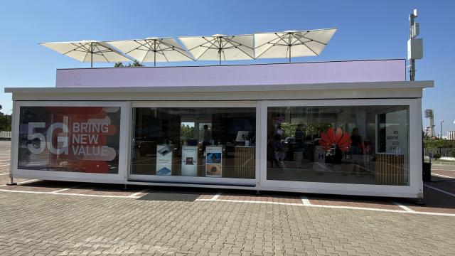 <b>Am văzut la treabă soluţiile Huawei 5G pentru şcoala online, divertisment VR + streaming</b>Săptămâna trecută Huawei a organizat în China HDC 2020, o conferinţă pentru dezvoltatori, unde a prezentat EMUI 11, HarmonyOS 2.0, dar şi  noi căşti, ceasuri şi laptop-uri. Între timp în Bucureşti a poposit o caravană 