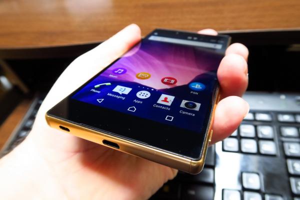 Sony Xperia Z5 Premium, un lingou de aur tehnologic, ce impresionează pozitiv pe parte de design