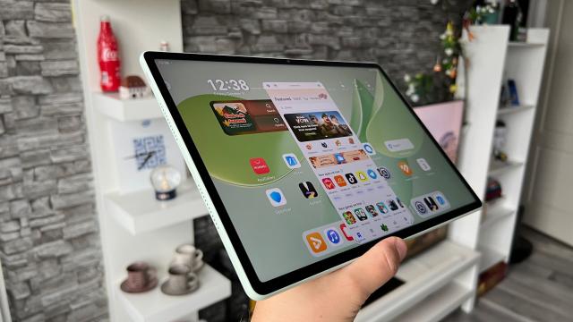 <b>HUAWEI MatePad 12 X PaperMatte (2025): Hardware cu noutăți la ecran și o singură configurație oferită</b>La fix un an distanță de la HUAWEI MatePad 12 X vine acest model succesor care câștigă particula "2025" la final de nume, o tabletă MatePad 12 X (2025) cu îmbunătățiri la diferite capitole, pe care le descoperim mai jos