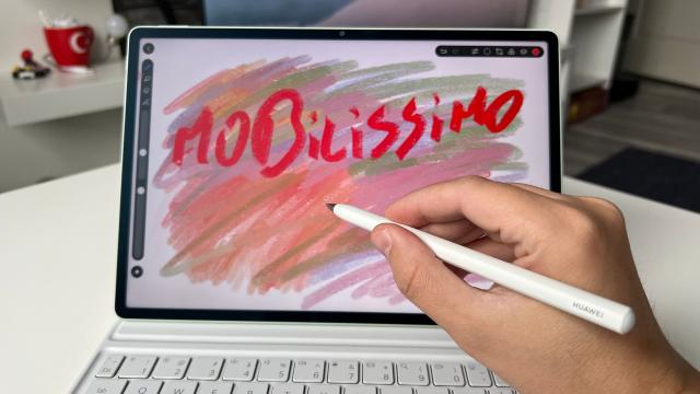 <b>HUAWEI MatePad 12 X PaperMatte (2025) review detaliat în limba română (evaluare Mobilissimo)</b>HUAWEI s-a specializat în ultimii ani pe tablete cu ecran PaperMatte, menite să imite o coală de hârtie pentru o experiență autentică de scriere și desenat, dar și să reducă la maxim reflexiile. Când credeam că nu se poate mai bine 