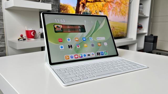 <b>Huawei MatePad 12 X PaperMatte (2025): Benchmark-uri peste MatePad Pro-uri chiar, răcire mai generoasă</b>Huawei MatePad 12 X PaperMatte 2025 aduce un procesor Kirin T92B octa core, 12 GB RAM şi 256 GB stocare. Ca reper, predecesorul din 2024, avea un Kirin T90A octa core, 8 sau 12 GB RAM şi 256 GB stocare