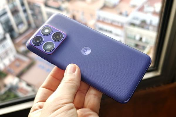 MWC 2026: Video hands-on Motorola Edge 70 Fusion - Smartphone-ul cu display curbat pe 4 laturi are talie de 7.2 mm, ecran de 144Hz, certificare militară