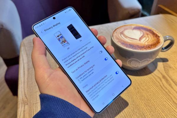 Samsung Galaxy S26 Ultra: Care-i treaba cu Privacy Display și cum dai block privirilor curioase din metrou?
