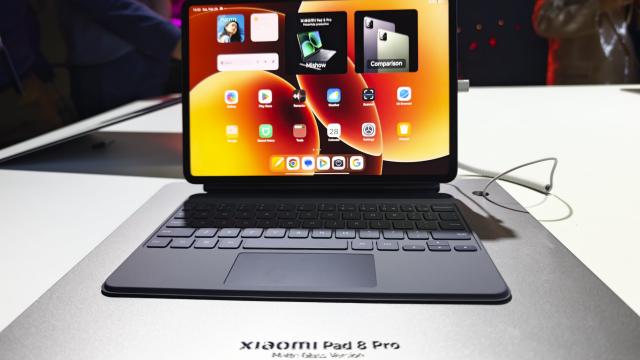 <b>MWC 2026: Xiaomi Pad 8 Pro hands-on: tabletă de 599 euro cu Snapdragon 8 Elite, stylus nou, ecran de 144 Hz</b>Xiaomi a adus la MWC 2026 nu doar seria Xiaomi 17, ci și tablete noi. E vorba despre seria Xiaomi Pad 8, iar noi am pus mâna pe Xiaomi Pad 8 Pro și pe ediția sa cu ecran mat. Le vedeți mai jos.