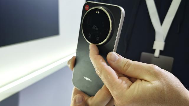 <b>MWC 2026: Leica Leitz Phone Hands-on - o bijuterie de inginerie germană</b>La MWC 2026 Xiaomi a prezentat pe lângă seria Xiaomi 17 și o ediție specială de Xiaomi 17 Ultra, numită Leica Leitz Phone. Din păcate nu vine în România, dar asta nu înseamnă că nu am pus mâna pe ea, pentru un hands on, pe scurt.