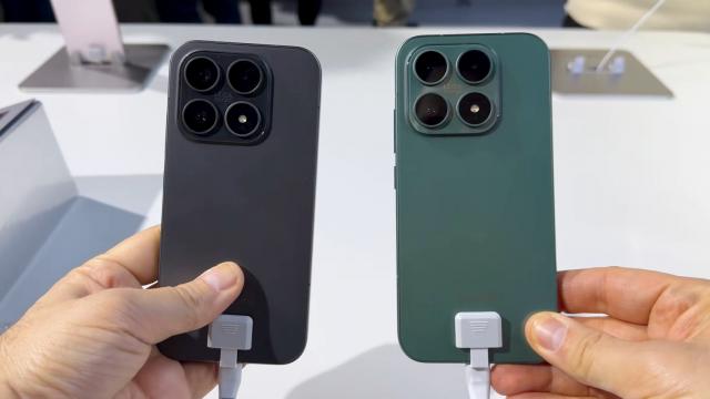 <b>MWC 2026: Xiaomi 17 Hands on - baterie mai mare decât Ultra, 4 camere de 50 MP</b>Xiaomi 17 m-a șocat prin capacitatea bateriei, 6330 mAh, acolo unde Xiaomi 17 Ultra are 6000 mAh. El e versiunea compactă de flagship, rival iPhone 17 și Galaxy S26, cu ecran de 6.3 inch, dar cumva a găsit și loc pentru 4 camere de 50 MP