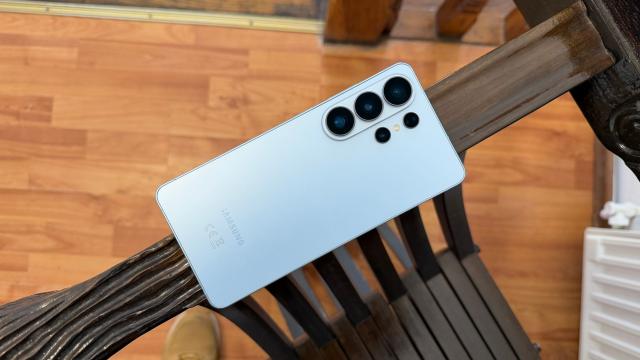 <b>Samsung Galaxy S26 Ultra review detaliat în limba română (evaluare Mobilissimo)</b>E final de iarnă, final de februarie și un nou început, nu doar pentru natură, ci și pentru Samsung care întâmpină primăvara cu 3 ghiocei. Unul e mai falnic și se numește Samsung Galaxy S26 Ultra, un flagship mai finisat