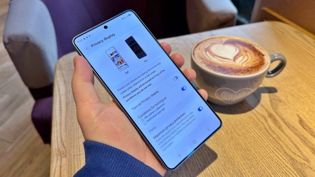 <b>Samsung Galaxy S26 Ultra: Care-i treaba cu Privacy Display și cum dai block privirilor curioase din metrou?</b>Primul ecran Privacy de pe un smartphone! Asta aduce noul Samsung Galaxy S26 Ultra, telefonul ideal pentru cei care dimineață de dimineață sunt în metrou, autobuz sau tramvai și nu vor ca ochii curioșilor din jur să citească 