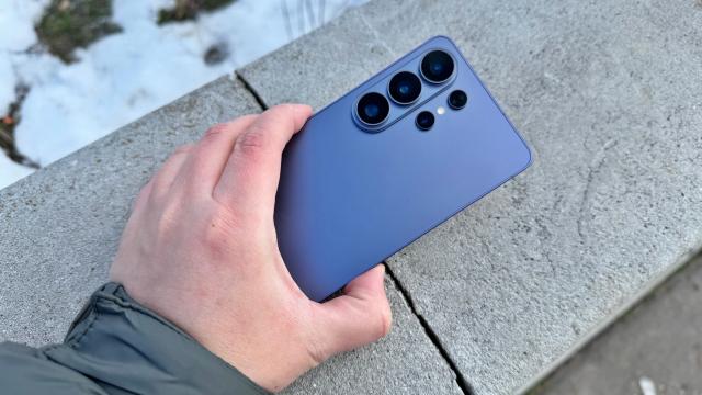 <b>Samsung Galaxy S26 Ultra: Baterie de 5000 mAh cu alimentare mai rapidă, boost la utilizare continuă</b>Am ajuns și la capitolul baterie unde Samsung ne aduce încă o dată o unitate de 5000 mAh și lumea s-a cam plictisit să vadă an de an aceeași capacitate care nu pare a mai ține pasul cu rivalii din China. Noutatea ar fi aici